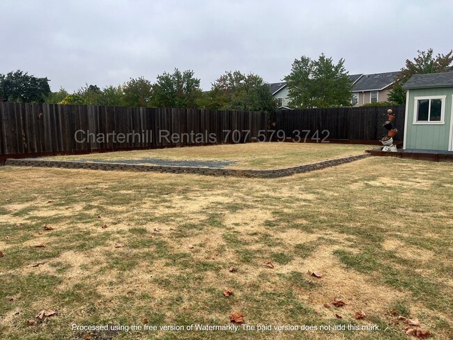 Building Photo - Lovely home on large lot down a private la...