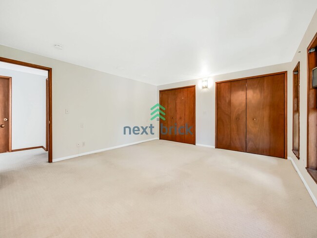 Building Photo - 4 Bed 2.5 Bath Single-Family House at the ...