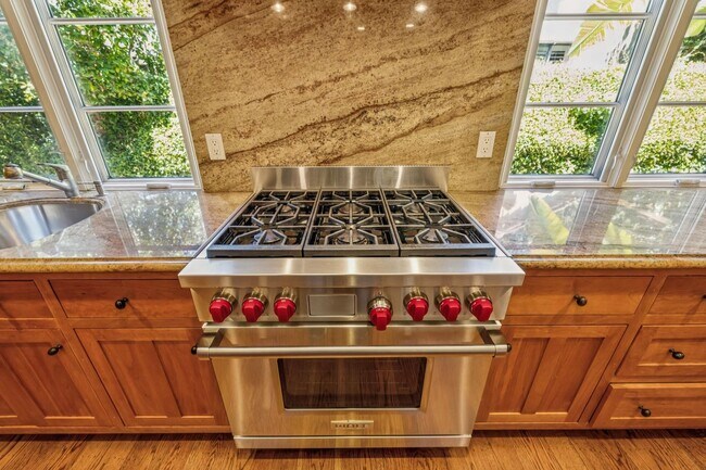 Building Photo - Mediterranean Beauty in Crescent Park – 5B...