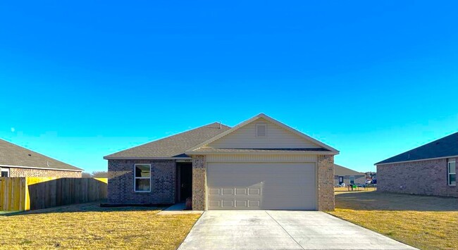 Primary Photo - Harrah Haven: Exceptional 3 Bed, 2 Bath Re...