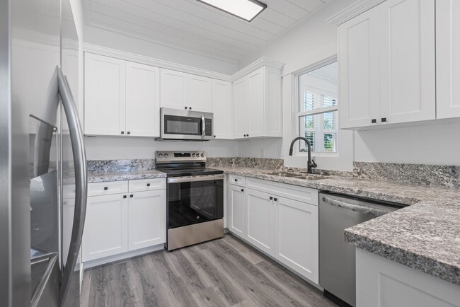 Building Photo - 5 Bed 2 Bath MODERN HERITAGE HOME