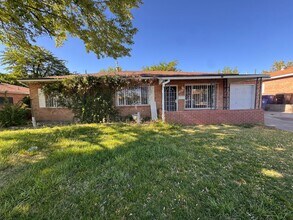 Building Photo - Lovely 3 bedroom 2 bath home. Must see