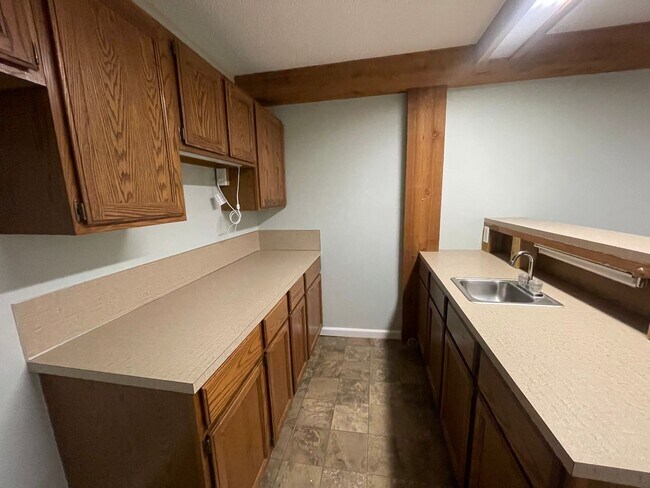 Building Photo - 6770-6772 Pleasantview St NE