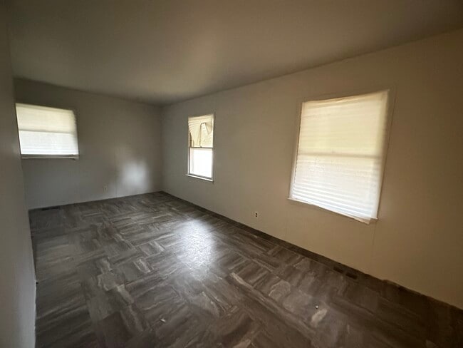 Building Photo - 1503 Eastview Ave