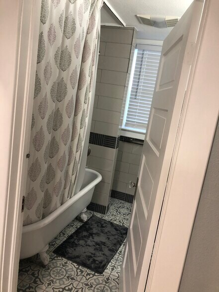 Upstairs Bathroom - 1118 E Augusta Ave