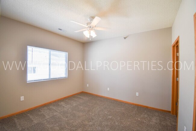 Building Photo - 2 Bedroom 2 Bath Condo with 1 car detached garage