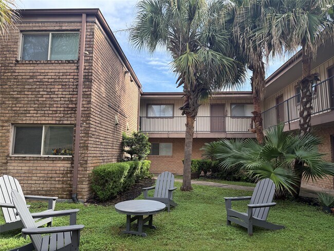 Building Photo - 1530 Heights Blvd