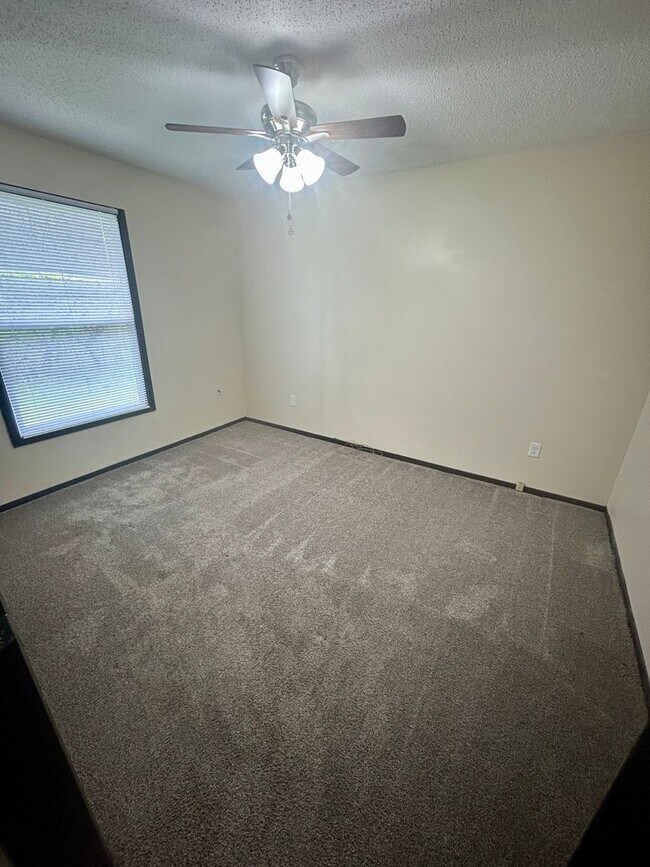 Building Photo - Two Bed Duplex with Garage