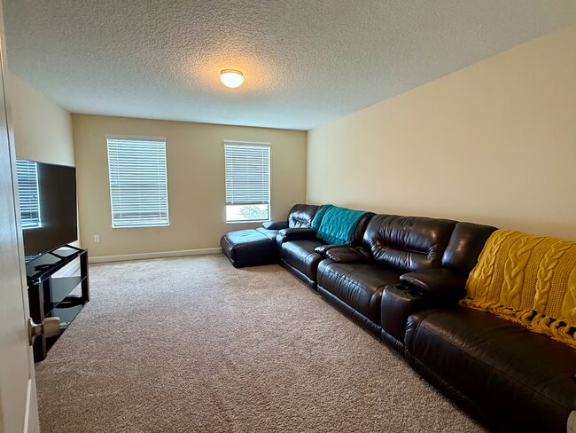 Building Photo - 3,261 SF Fully Furnished 5-Bed Gem | Just Bring Your Suitcase!