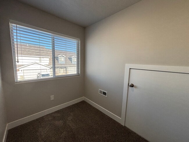 Building Photo - DARLING TWO BEDROOM TOWNHOME IN CEDAR CITY!