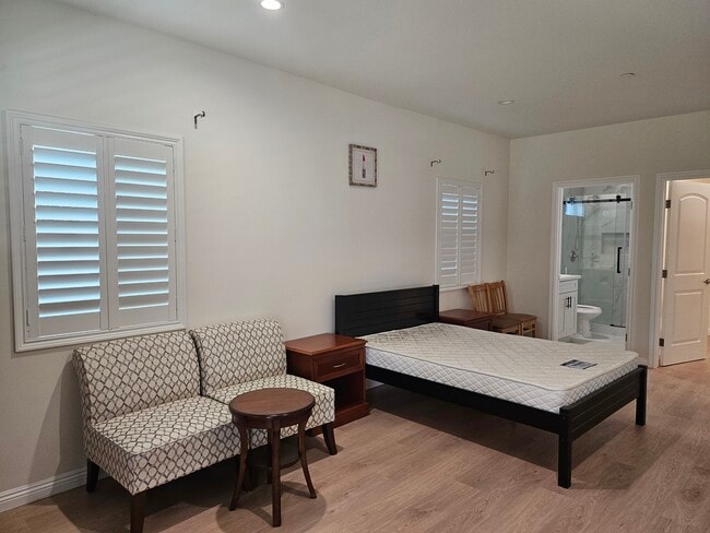 Building Photo - 16049 Meadowside St