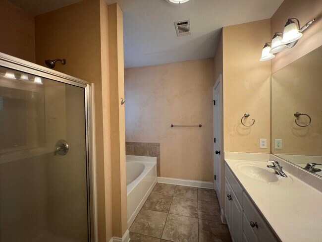 Building Photo - 1102 Highmoor Ln