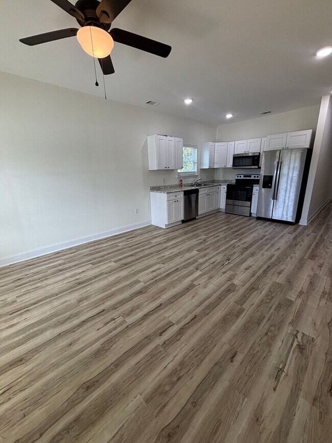 Building Photo - Brand New 3 Bedroom, 2 Bathroom Duplex in ...