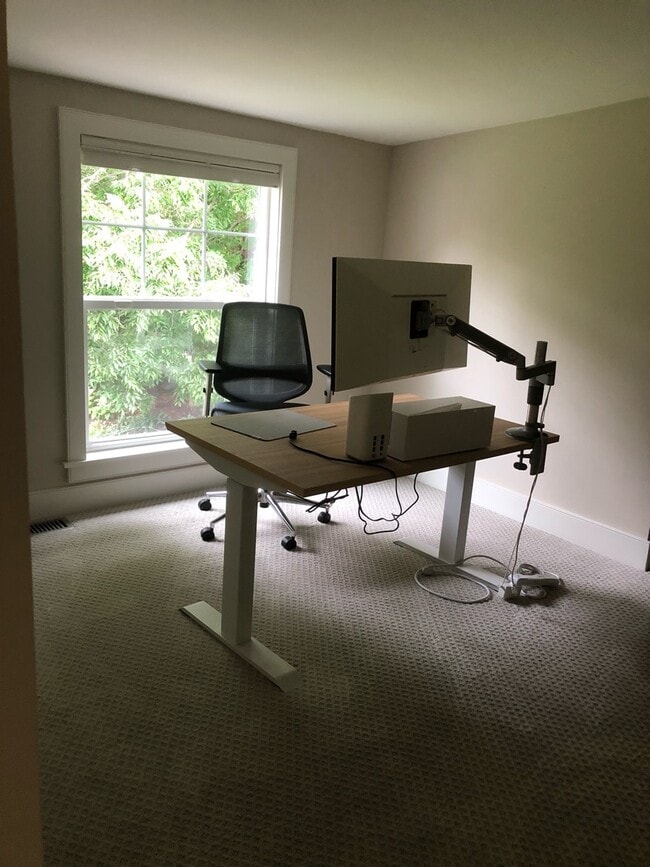 Building Photo - 615 Rice St E