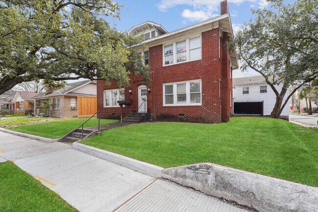 Building Photo - 1135 W Gray St