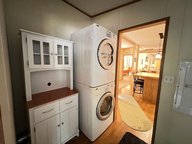 Building Photo - Fully Furnish with a relaxing LAKE access!