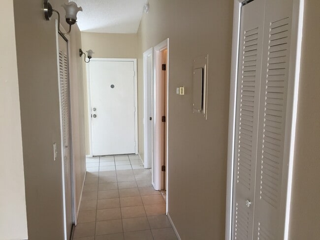 Building Photo - 2 bed 2 bath with Fenced in backyard!