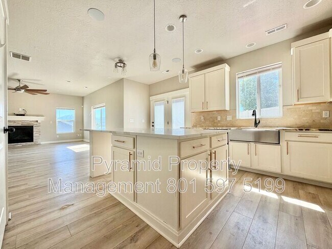Building Photo - 673 W Beth Cir