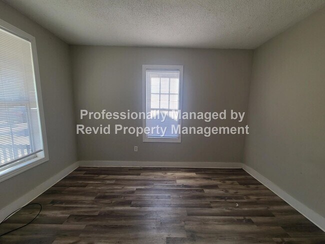 Building Photo - SECTION 8 ACCEPTED