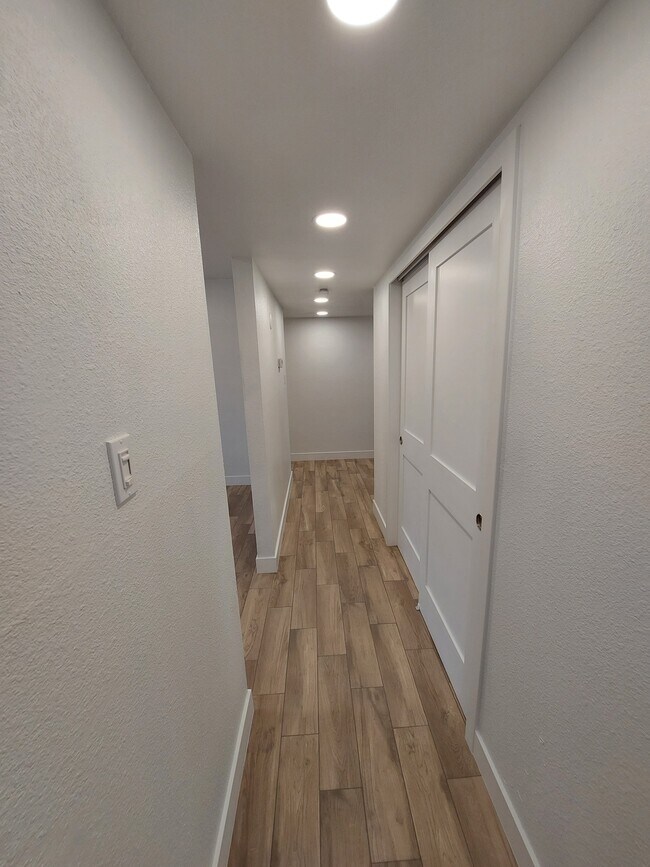 Hallway - 1233 W Manhatton Dr