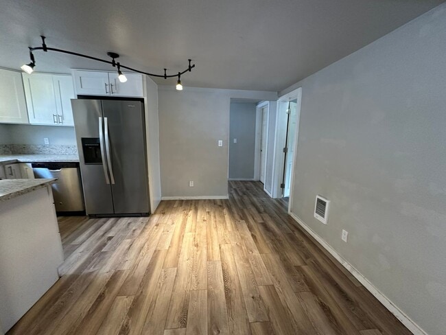 Building Photo - 1010 E 8th St