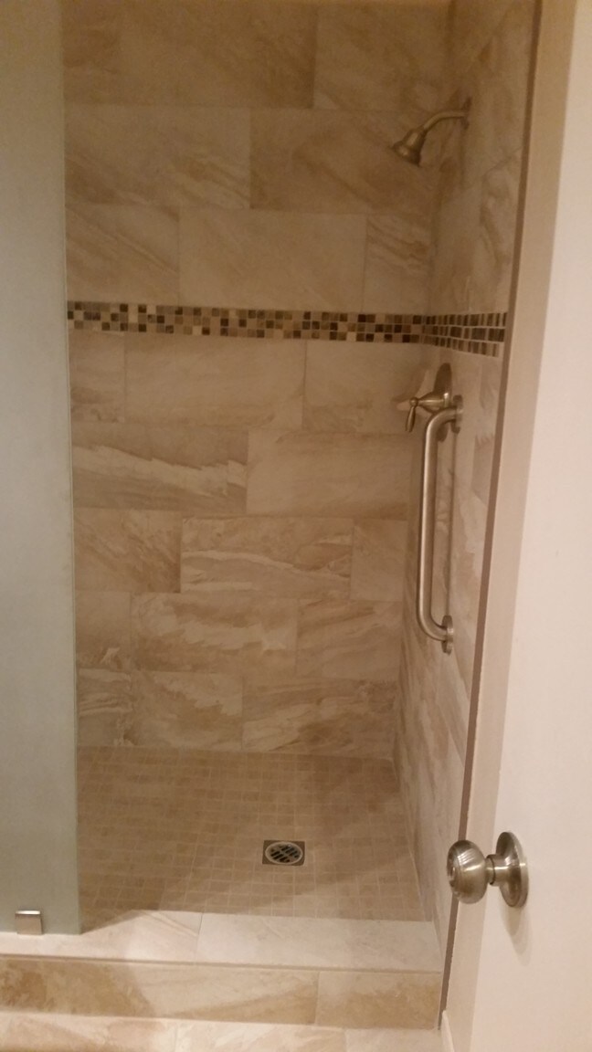 Guest Shower - 12830 Burbank Blvd