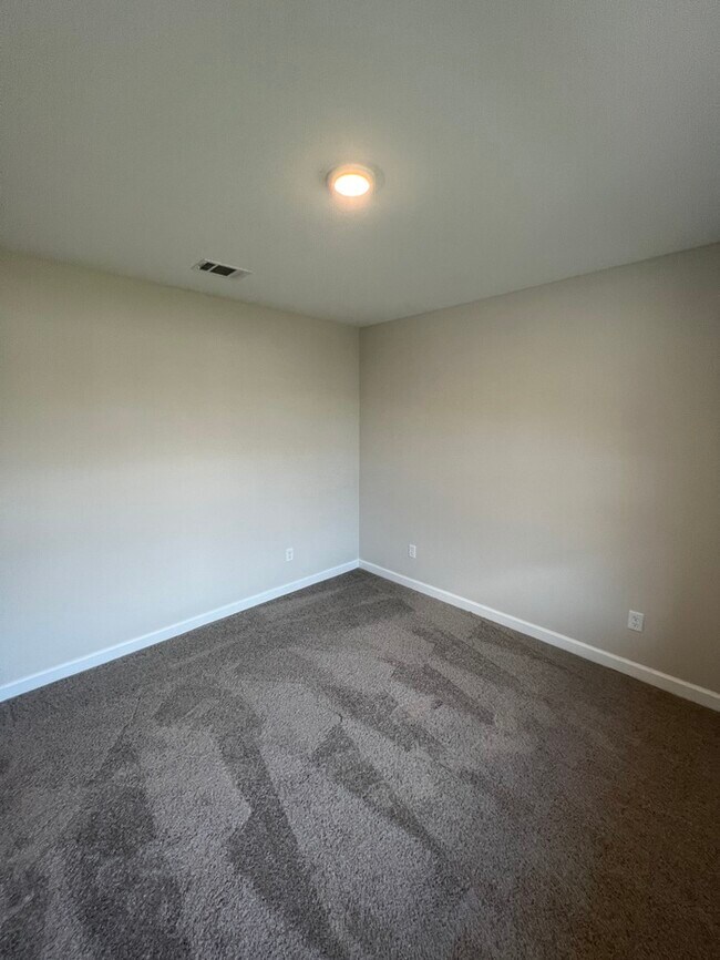 Building Photo - FIRST MONTH'S RENT FREE!