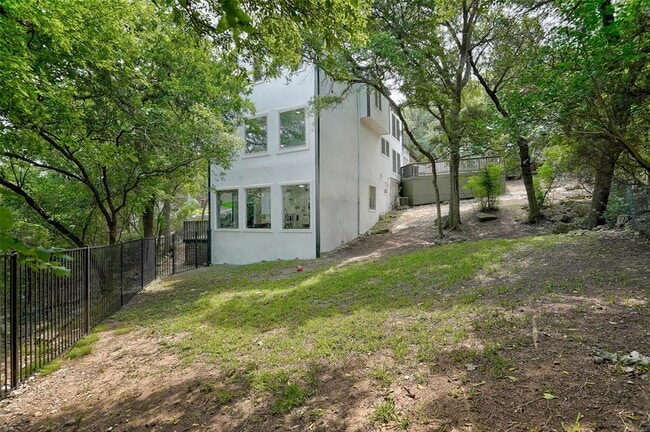 Building Photo - 8804 Mountain Ridge Dr