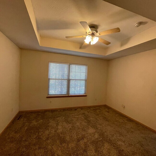 Building Photo - Beautiful 4 bedroom 3 full bathroom Townhome available Now!