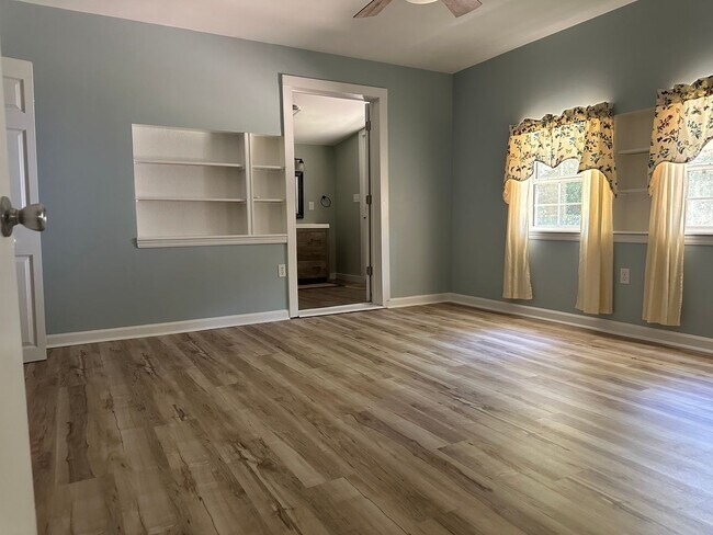 Building Photo - 2 Bedroom Home Available Now