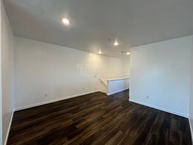 Building Photo - 811 E 98th-505