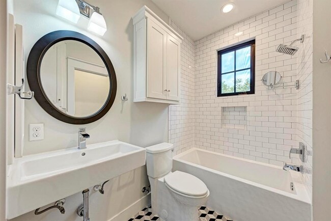 Building Photo - 1707 W St Johns Ave