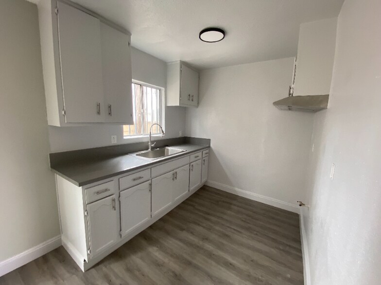 Building Photo - 641 W 92nd St