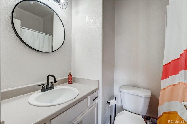 Building Photo - "Charming 2-Bed Townhouse Retreat with 2.5 Baths in Brighton!"