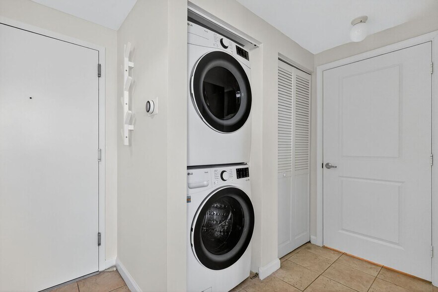 Building Photo - 2021 SW 3rd Ave