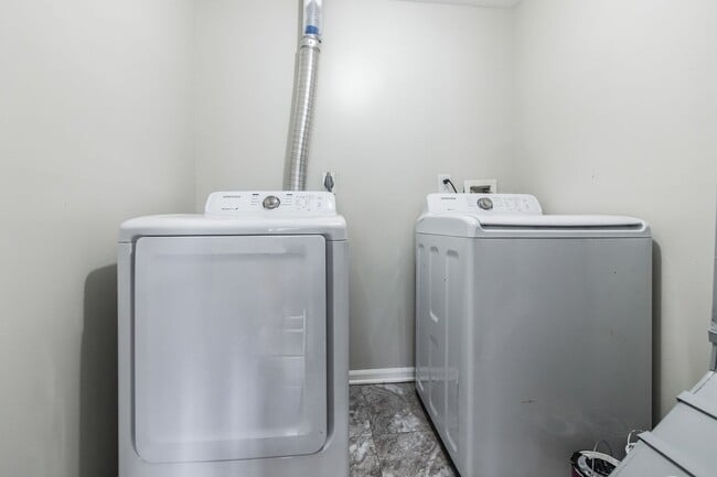 Building Photo - 3 bedroom 2.5 bathroom townhome for rent