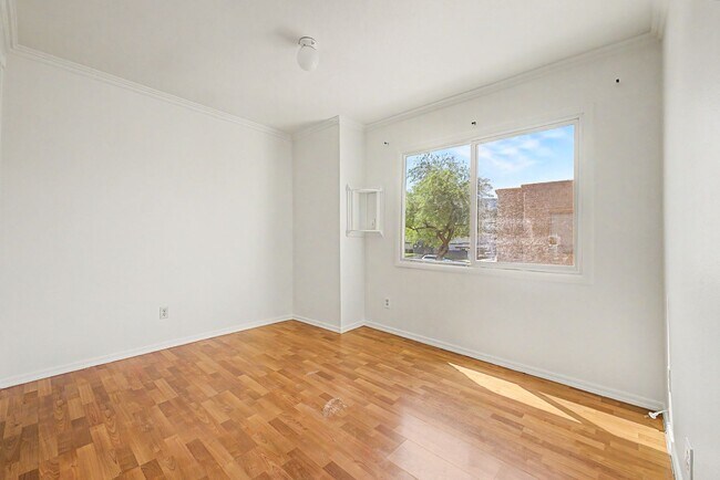 Building Photo - ***INCREDIBLE TOWNHOME with ALL appliances & water, sewer, trash INCLUDED!