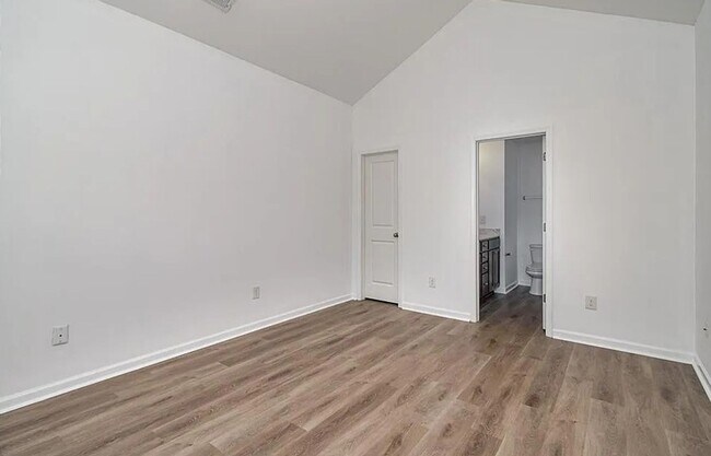 Building Photo - Charming 3BR Townhome in Colfax