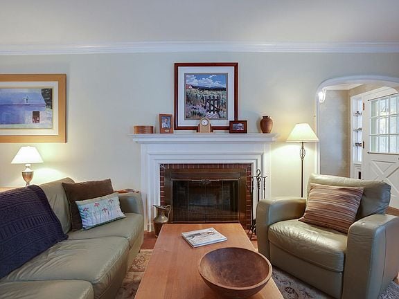 Building Photo - "Charming 3-Bed Home with Granite Elegance...