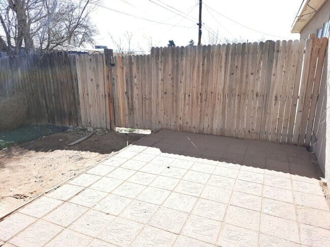 Building Photo - 560 Estancia Dr NW