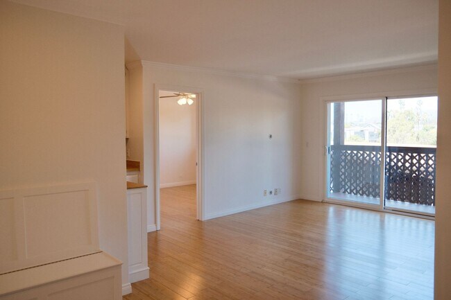 Building Photo - Bright and Spacious Quiet Corner 2 Bed/ 2 Bath with Private Balcony, Views, In Unit Laundry and P...