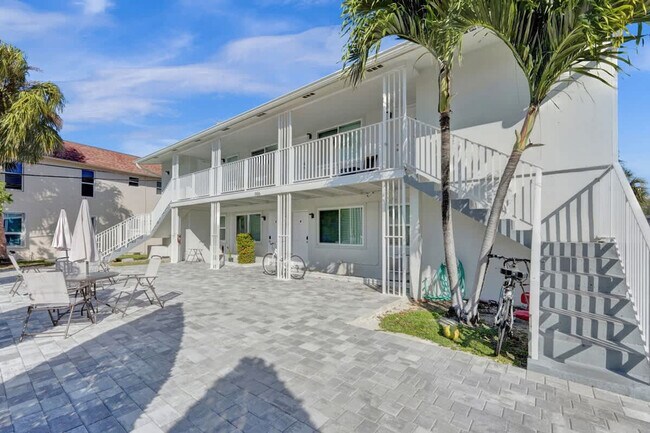 Building Photo - 906 N Riverside Dr