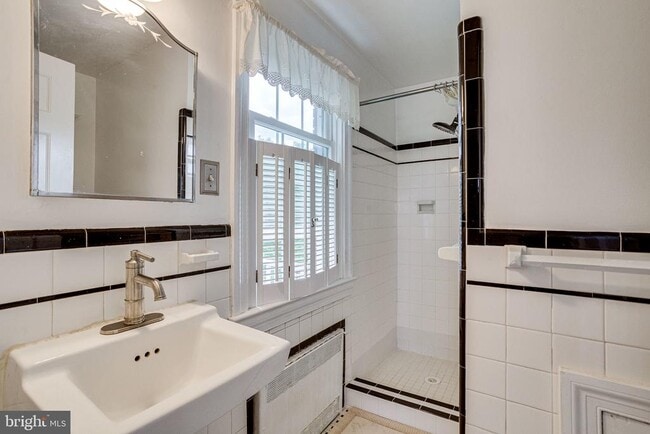 Building Photo - 609 Upland Pl