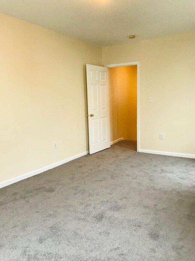 Building Photo - Gorgeous 6-Bedroom Townhouse One Block fro...