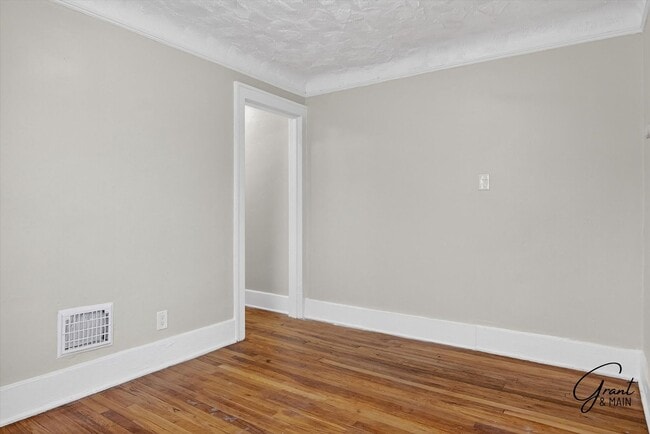 Building Photo - $1300 4 bedrooms