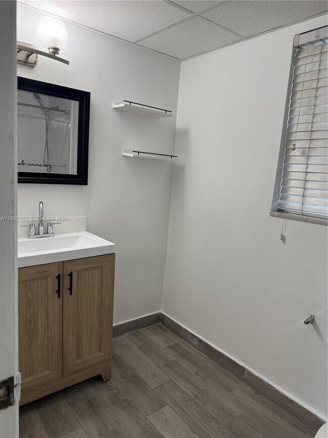 Building Photo - 9460 Fontainebleau Blvd