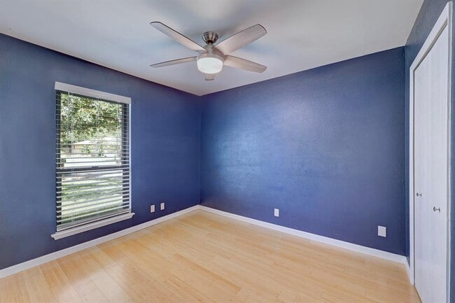 Building Photo - 10229 Missel Thrush Dr