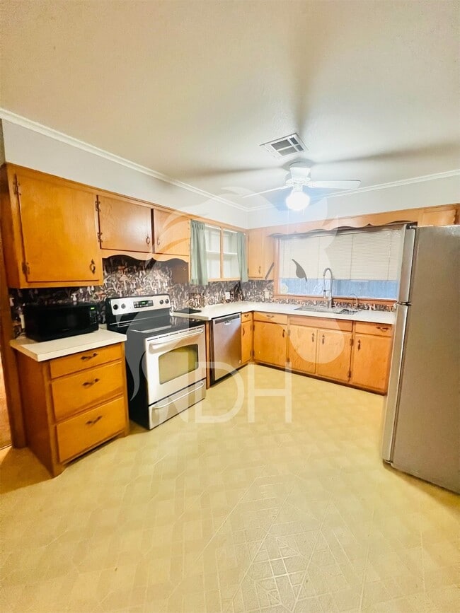 Building Photo - "Charming 4-Bedroom Home with Beautiful Hardwood Floors on South Harding Street!"