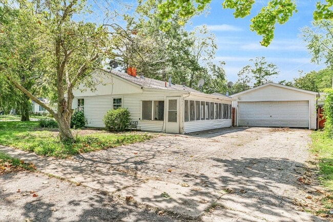 Building Photo - Now Leasing 3-Bedroom, 2-Bath House with Detached Garage for Move in August 1st!