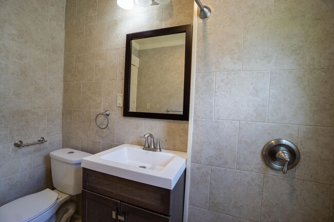 Building Photo - 3 Bedroom Apartment Close to Campus - 8/1/26